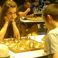 Une jeune joueuse giffoise concentrée face à son adversaire lors du tournoi d'Avoine.