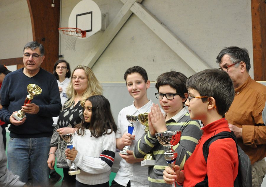 Remise des prix du Grand Prix de l'Essonne à Nozay : jeunes joueurs alignés avec leurs coupes.