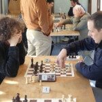 Deux joueurs adultes face à face devant leur échiquier lors de l'Open rapide de Gif-sur-Yvette.