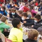 Jeunes joueurs masqués concentrés sur leurs échiquiers lors des championnats de l'Essonne 2021.