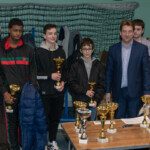 Groupe d'adolescents posant avec leurs coupes à la remise des prix du championnat Écoles et Collèges.