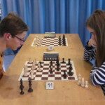 Deux jeunes joueurs face à face devant leur échiquier lors du 20e Open rapide de Gif-sur-Yvette.