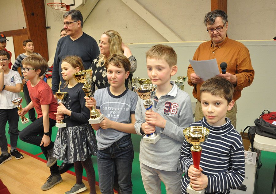 Jeunes joueurs alignés avec leurs coupes lors de la remise des prix de l'étape de Nozay.