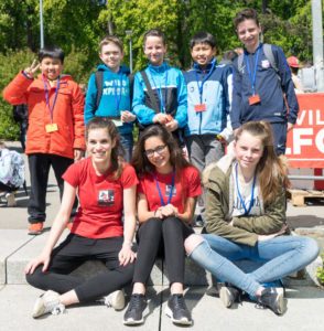 Groupe de jeunes Giffois posant au soleil au Championnat de France des jeunes 2017 à Belfort.