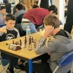 Deux joueurs penchés sur leur échiquier pendant une ronde du 22e Open de Gif-sur-Yvette.
