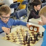 Deux jeunes joueurs disputent leur partie avec pendule à l'étape de Gif du Grand Prix Jeunes.