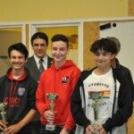 Trois jeunes joueurs posent avec leurs coupes aux Championnats d'Essonne Jeunes à Gif-sur-Yvette.
