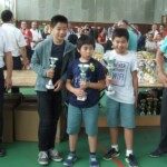 Trois jeunes joueurs avec leurs coupes à la finale du Grand Prix des jeunes de l'Essonne.