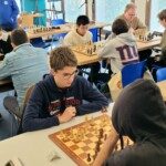 Un jeune joueur en pleine réflexion devant son échiquier lors du 22e Open de Gif.