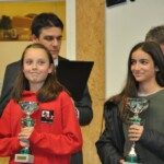 Deux jeunes joueuses tenant leur coupe lors de la remise des prix des Championnats d'Essonne Jeunes.