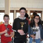 Trois jeunes joueurs posent avec leurs coupes lors de l'étape de Gif du Grand Prix Jeunes de l'Essonne.