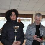 Une joueuse reçoit sa coupe des mains d'un organisateur lors du Grand Prix Jeunes de l'Essonne à Gif.