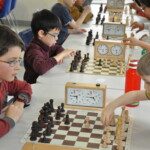Rangée de jeunes joueurs et de pendules pendant l'étape de Gif du Grand Prix Jeunes de l'Essonne.