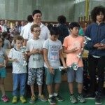 Enfants alignés avec leurs récompenses lors de la finale du Grand Prix des jeunes de l'Essonne.