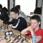 Deux adolescents concentrés sur leur partie lors de l'étape de Gif du Grand Prix Jeunes.