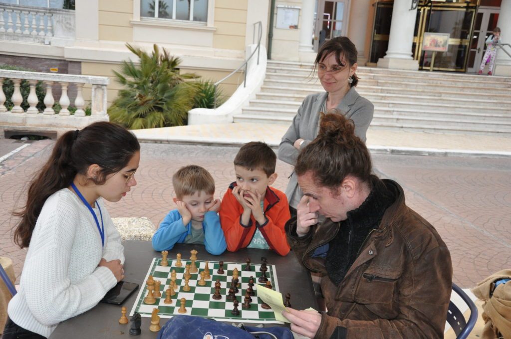 Analyse d'une partie en plein air devant le casino lors des Championnats de France d'Hyères.