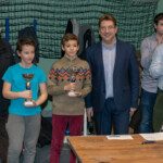 Jeunes joueurs recevant leurs coupes lors de la remise des prix du Championnat Écoles et Collèges.