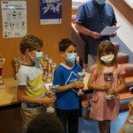 Jeunes joueurs masqués recevant leur coupe lors de la remise des prix du Grand Prix Jeunes 2021.