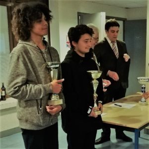 Deux lauréats posent avec leurs coupes lors de la remise des prix du 20e Open rapide de Gif.