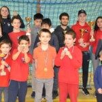 Groupe de jeunes joueurs médaillés posant avec leurs coupes aux championnats d'Essonne jeunes 2019.