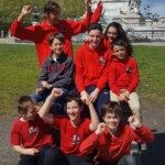 L'équipe du club en maillot rouge pose joyeusement dans un parc lors de la Nationale 1 Jeunes.