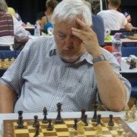 Patrice Un joueur chevronné, la main sur le front, réfléchit devant son échiquier au tournoi d'Avoine.