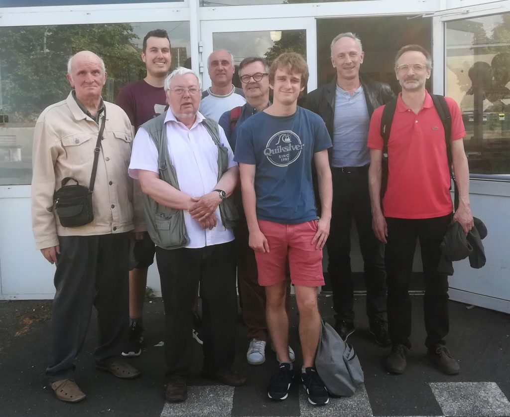Photo de groupe de l'équipe adulte du club devant la salle de jeu, saison de Nationale 3.
