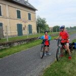 Deux cyclistes en pause le long d'une voie verte lors de la rando vélo vers l'Open de Dieppe.