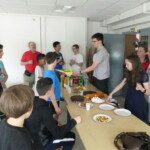 Membres du club réunis autour d'une table garnie de gâteaux pour le goûter de fin de saison.