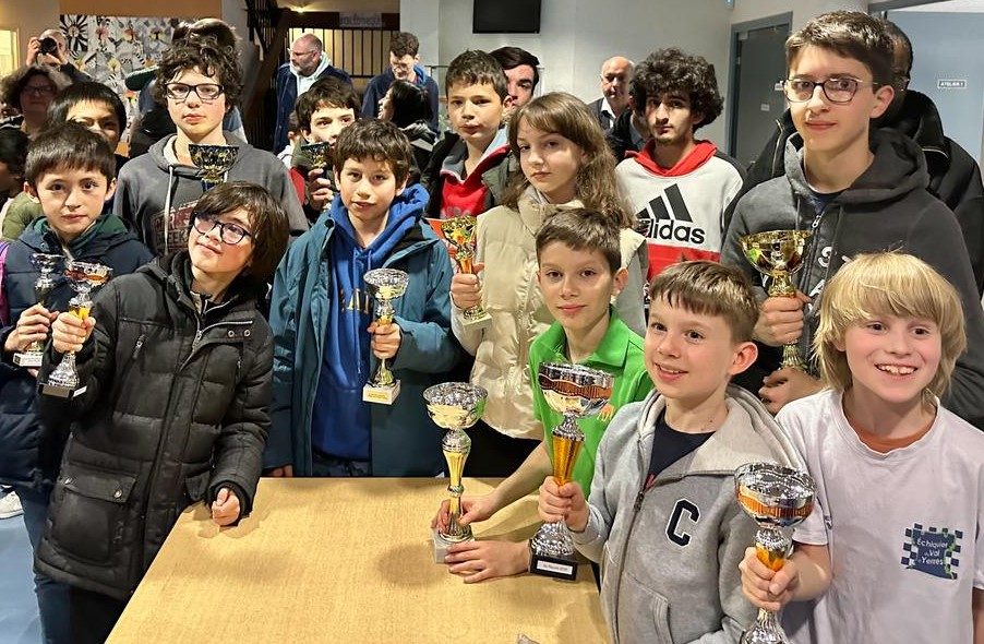 Une dizaine de jeunes joueurs posent avec leurs coupes à l'étape de Gif du Grand Prix Jeunes Essonne 2023.