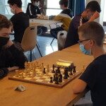 Jeunes joueurs masqués disputant leurs parties lors du Grand Prix Jeunes de l'Essonne 2021.