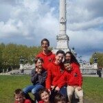 Les jeunes de l'équipe, en veste rouge, posent devant un monument lors du championnat N1 Jeunes.