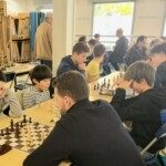Rangée de joueurs concentrés sur leurs parties lors du 22e Open de Gif-sur-Yvette.