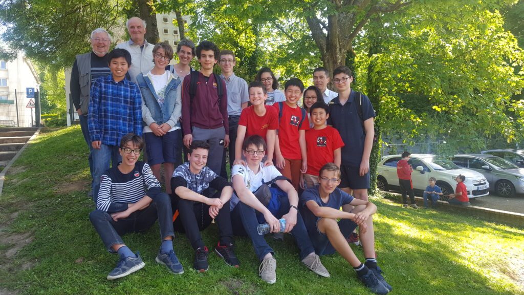 Photo de groupe des Giffois et de leurs encadrants dans l'herbe, Championnat de France Rapide et Blitz à Orsay.