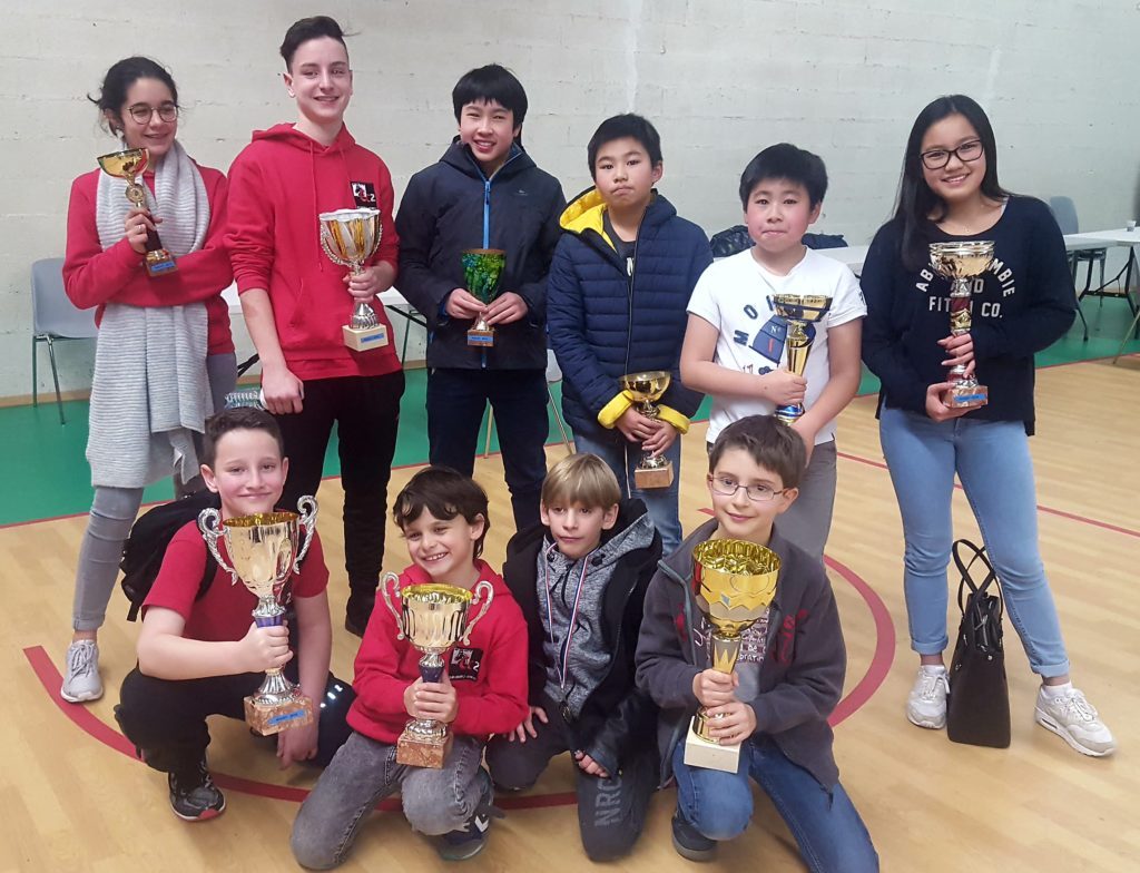 Dix jeunes Giffois posent avec leurs coupes après la 1re étape du Grand Prix Jeunes de l'Essonne 2019.