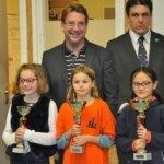 Trois jeunes joueuses posent avec leurs coupes aux Championnats d'Essonne Jeunes de Gif-sur-Yvette.
