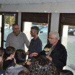 Les organisateurs s'adressent aux jeunes participants avant la remise des récompenses à Gif.