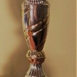 Gros plan sur un grand trophée doré remis lors du Championnat Écoles et Collèges 2019.