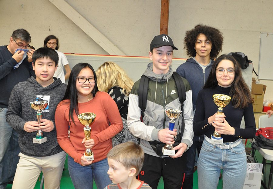 Jeunes lauréats posant fièrement avec leurs coupes à l'issue de l'étape de Nozay du Grand Prix.