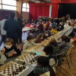 Vue d'ensemble de la salle de tournoi, jeunes joueurs masqués attablés, Championnats de l'Essonne 2021.