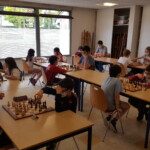 Vue de la salle de jeu où les jeunes disputent leurs parties lors du Grand Prix Jeunes de l'Essonne.