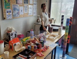 Une bénévole tient la buvette garnie de gâteaux et de boissons lors de l'étape de Gif du Grand Prix.