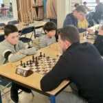 Joueurs jeunes et adultes attablés devant leurs échiquiers lors du 22e Open de Gif.