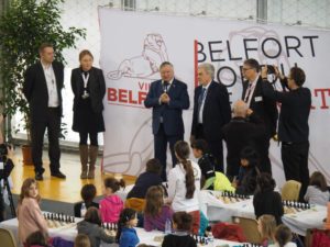 Officiels sur scène devant le panneau Belfort lors de l'ouverture du Championnat de France des jeunes.