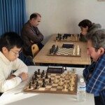 Joueurs adultes face à face sur leurs échiquiers lors du 22e Open de Gif-sur-Yvette.