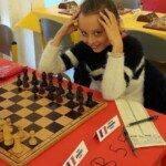 Romane Une jeune joueuse concentrée devant son échiquier lors de l'Open de la Toussaint à Caen.