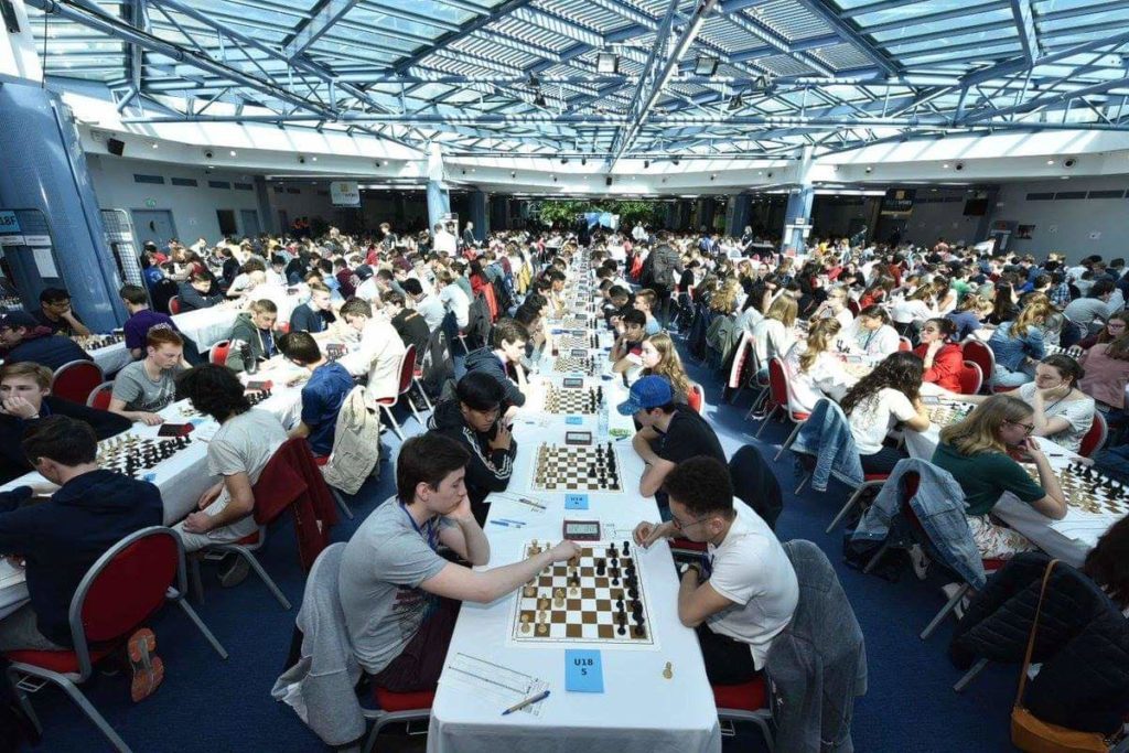 Vaste salle bondée, des centaines de jeunes attablés lors des Championnats de France jeunes à Hyères.