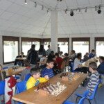 Vue de la salle où les enfants disputent leurs parties lors du Grand Prix Jeunes de l'Essonne à Gif.