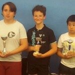 Trois jeunes joueurs posent avec leurs coupes à la dernière étape du Grand Prix Jeunes à Juvisy.