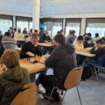 Joueurs attablés devant leurs échiquiers dans la grande salle lumineuse du 22e Open de Gif.